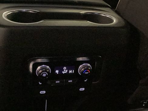 Used 2024 GMC Yukon XL SLT w/ SLT Luxury Package image 16