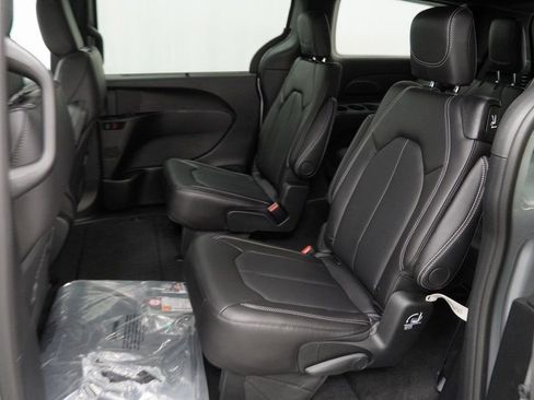 New 2026 Chrysler Pacifica Select image 17