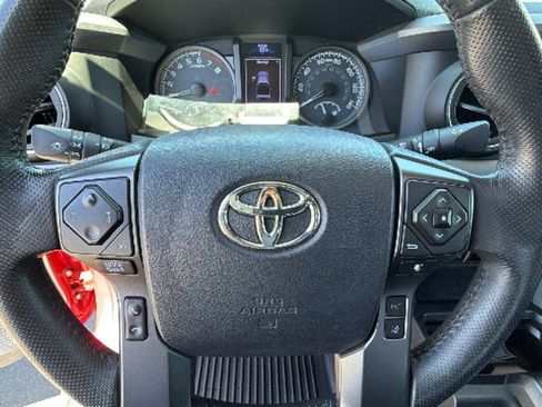 Certified 2018 Toyota Tacoma TRD Off-Road w/ Technology Package AWD/4WD image 18