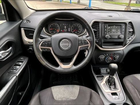 Used 2015 Jeep Cherokee Sport FWD image 6