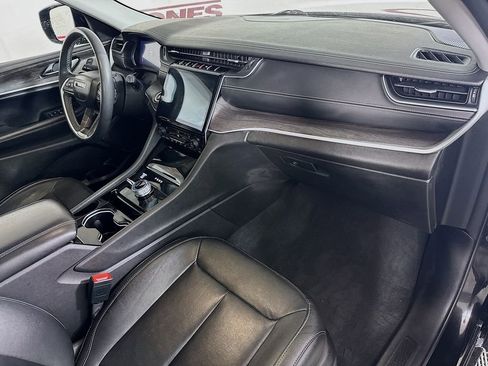 Used 2023 Jeep Grand Cherokee Limited w/ Black Appearance Package image 33