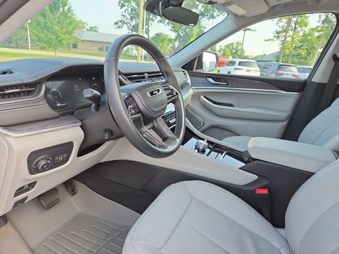 Used 2022 Jeep Grand Cherokee Overland AWD/4WD image 29