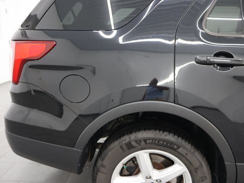 Used 2017 Ford Explorer XLT w/ Equipment Group 202A AWD/4WD image 27