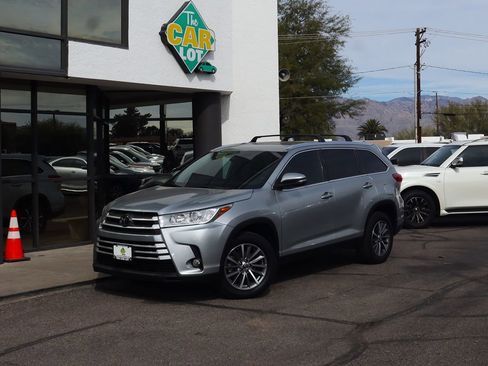 Used 2019 Toyota Highlander XLE image 2