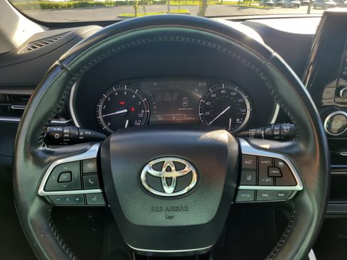 Used 2020 Toyota Highlander XLE AWD/4WD image 31