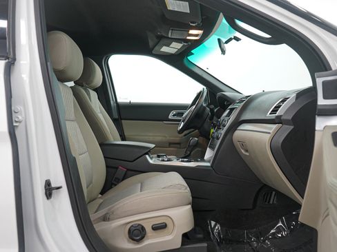 Used 2014 Ford Explorer XLT image 11