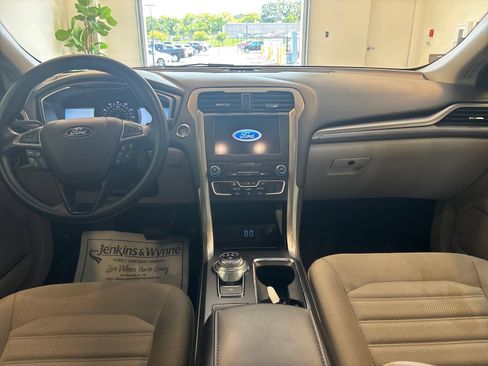 Used 2019 Ford Fusion SE FWD image 8