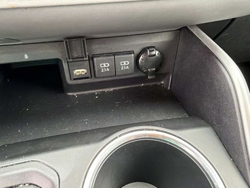 Used 2021 Toyota Highlander L image 11