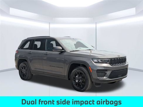 Used 2025 Jeep Grand Cherokee Altitude AWD/4WD image 9