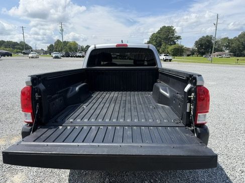 Used 2017 Toyota Tacoma SR RWD image 12