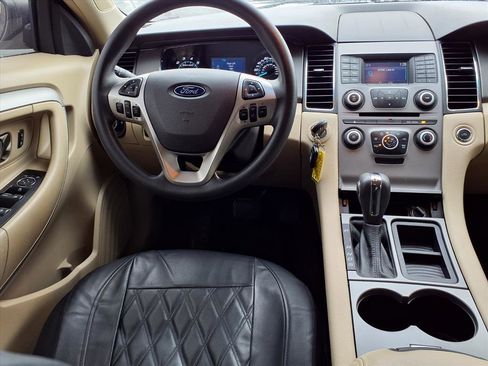 Used 2017 Ford Taurus SE image 4