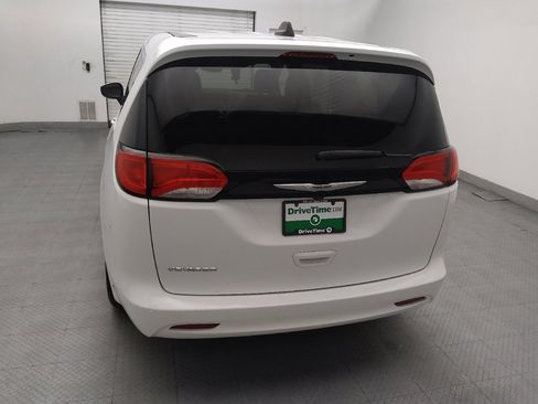 Used 2023 Chrysler Voyager LX FWD image 6