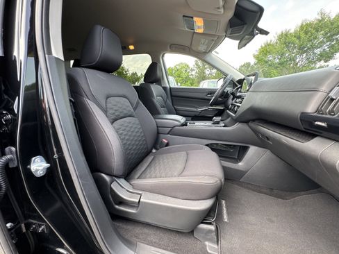 Used 2024 Nissan Pathfinder SV image 10