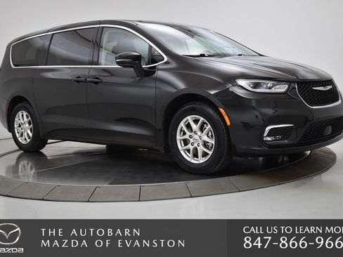 Used 2024 Chrysler Pacifica Touring-L image 10