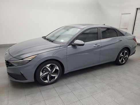 Used 2022 Hyundai Elantra Limited w/ Cargo Package FWD image 2