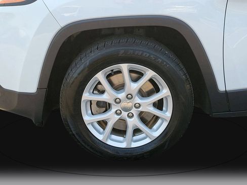 Used 2018 Jeep Cherokee Latitude FWD image 9