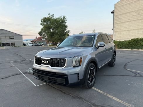 Used 2023 Kia Telluride EX w/ EX Captain's Chair Package AWD/4WD image 1