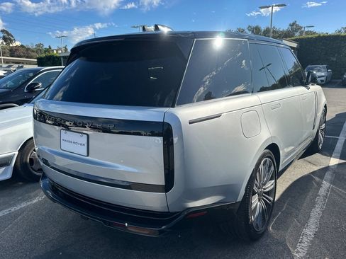 Used 2025 Land Rover Range Rover SE image 3