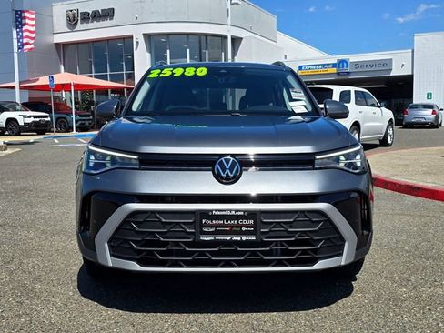 Used 2025 Volkswagen Taos SE FWD image 2