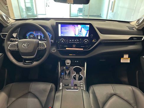 New 2026 Toyota Highlander Platinum image 10