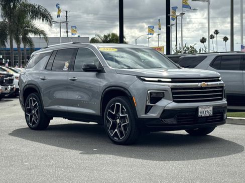Used 2025 Chevrolet Traverse High Country AWD/4WD image 3