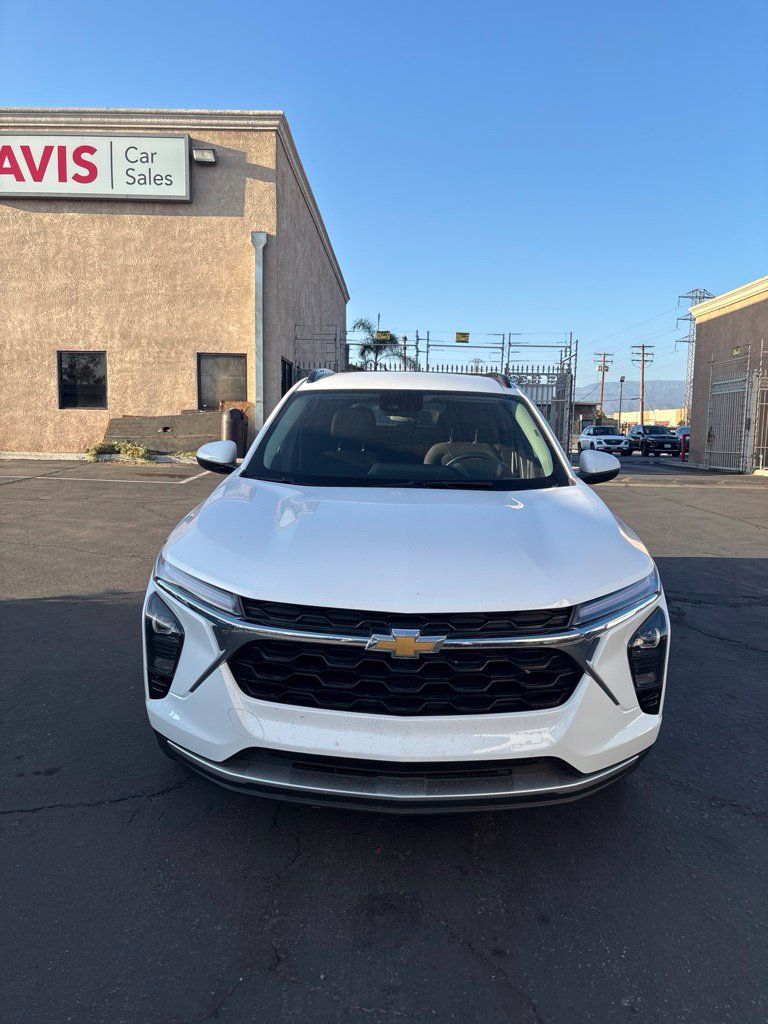 Used 2025 Chevrolet Trax LT w/ LT Convenience Package FWD image 2
