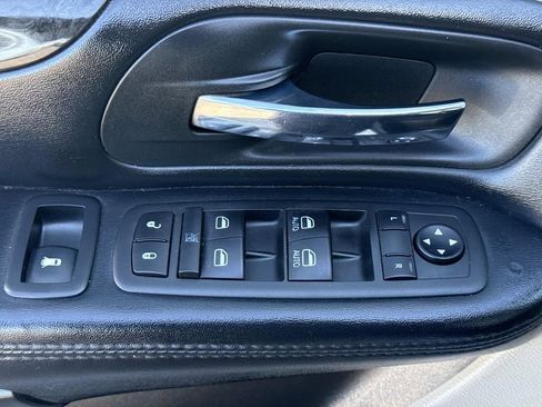 Used 2019 Dodge Grand Caravan SE w/ UConnect Hands-Free Group image 18