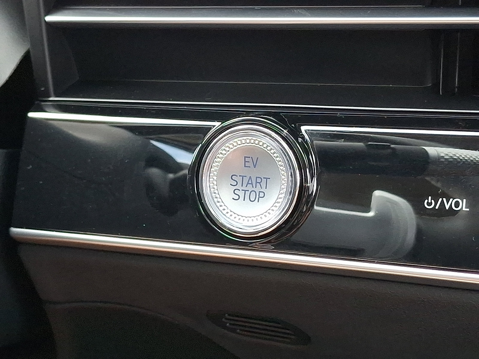Certified 2026 Genesis Electrified GV70 Prestige AWD/4WD image 24