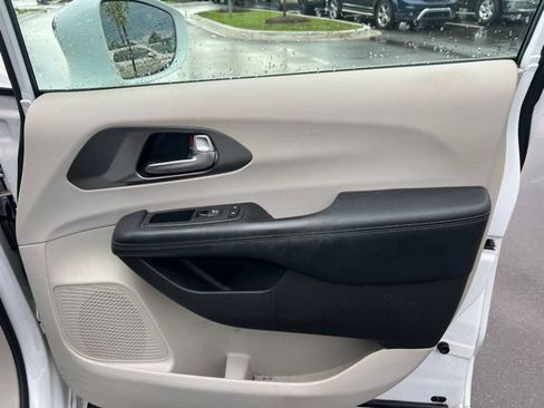 Used 2019 Chrysler Pacifica Limited FWD image 10