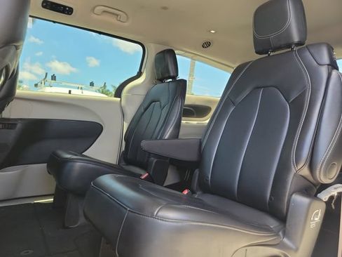Used 2023 Chrysler Pacifica Touring-L FWD image 13