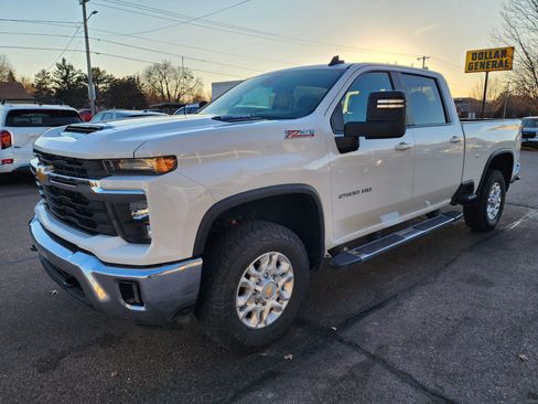 Used 2024 Chevrolet Silverado 2500 LT AWD/4WD image 4