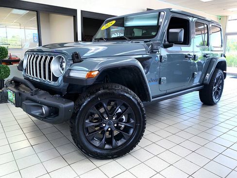 Used 2025 Jeep Wrangler Unlimited Sahara AWD/4WD image 2