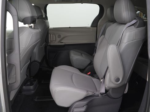 Used 2021 Toyota Sienna XLE image 16