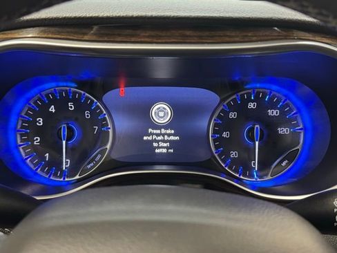 Used 2023 Chrysler Pacifica Limited FWD image 9