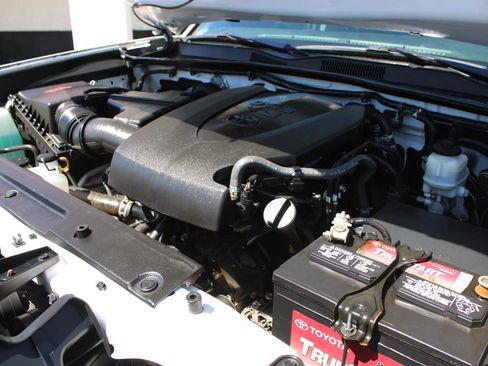 Used 2020 Toyota Tacoma SR AWD/4WD image 32