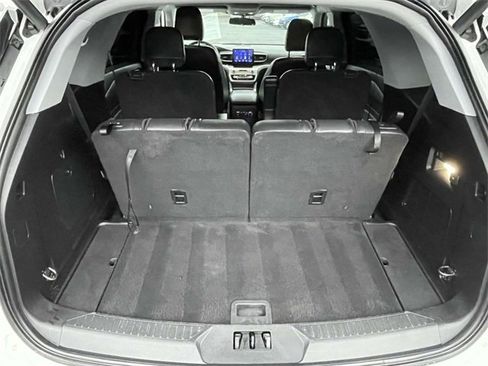 Used 2021 Ford Explorer XLT w/ Equipment Group 202A image 9