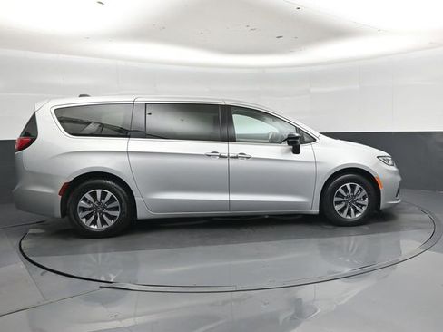 Used 2024 Chrysler Pacifica Limited FWD image 2