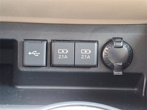 Certified 2021 Toyota Highlander XLE image 25