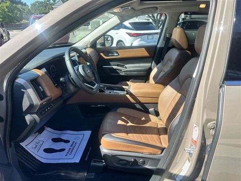 Used 2025 Nissan Pathfinder Platinum FWD image 29
