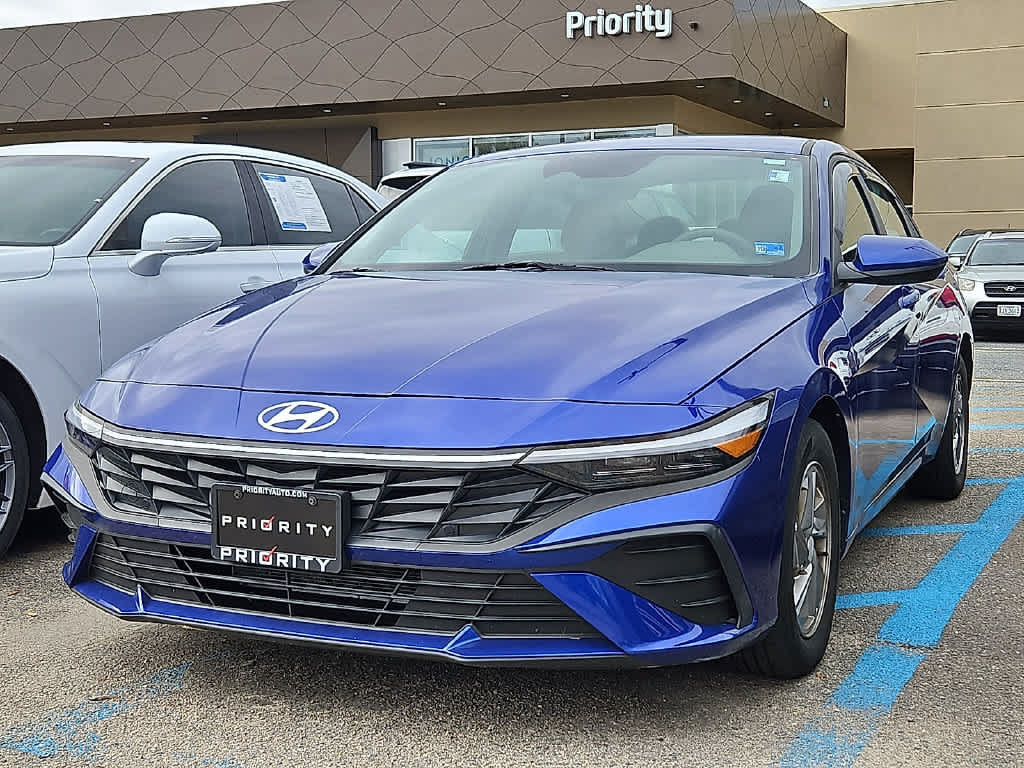 Used 2025 Hyundai Elantra SE w/ Cargo Package FWD image 1