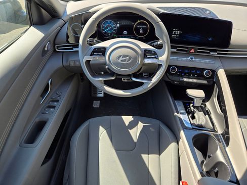 New 2025 Hyundai Elantra SEL image 12