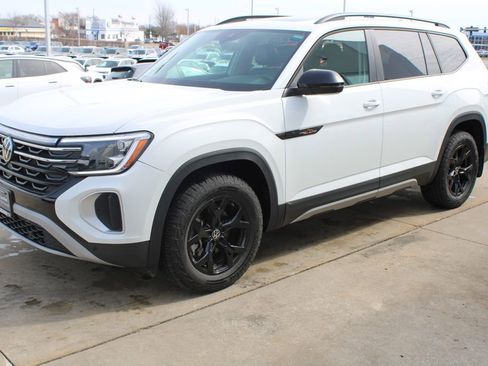 Certified 2025 Volkswagen Atlas Peak Edition SE AWD/4WD image 3