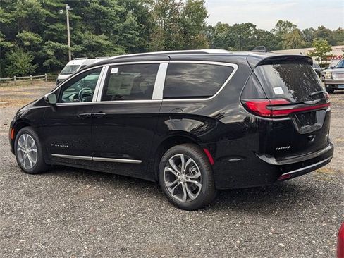 New 2026 Chrysler Pacifica Pinnacle image 4