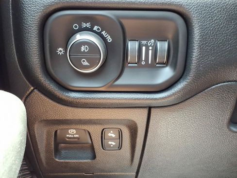 Used 2019 RAM 1500 Big Horn AWD/4WD image 16
