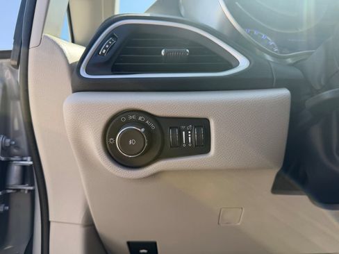 Used 2024 Chrysler Pacifica Touring-L FWD image 18