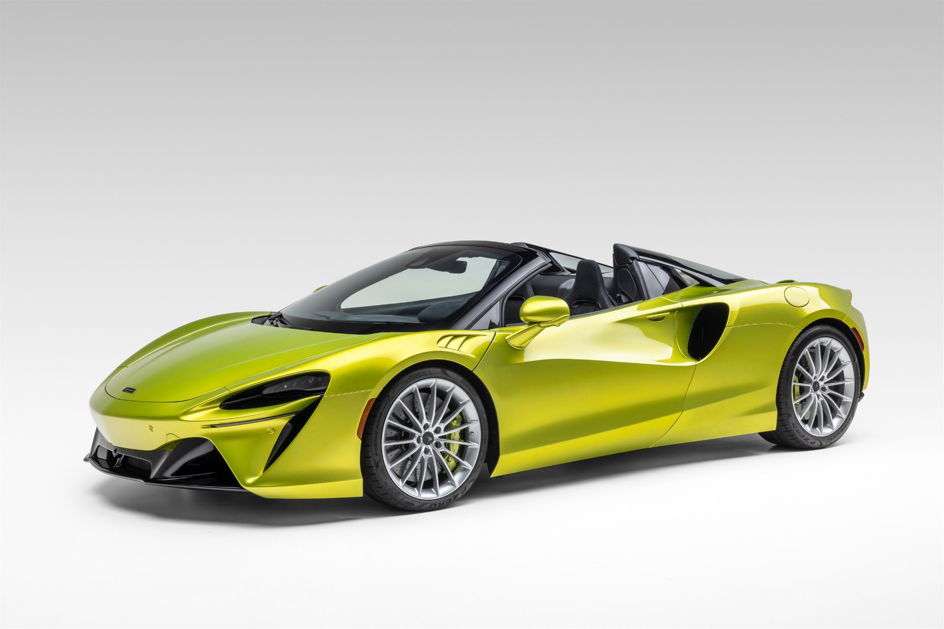 Used 2025 McLaren Artura Spider RWD image 1