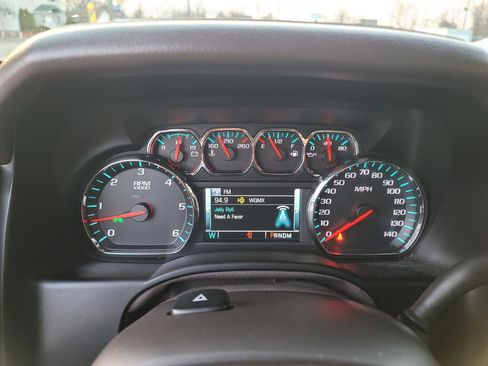 Used 2015 Chevrolet Suburban LT image 19