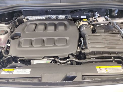 Used 2025 Volkswagen Tiguan SE FWD image 8