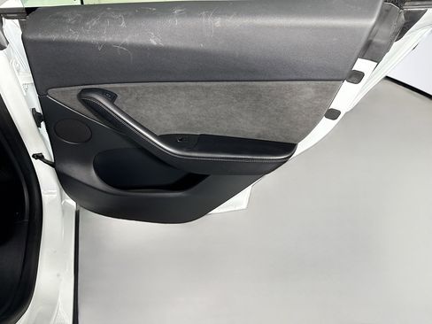 Used 2021 Tesla Model Y Long Range image 27