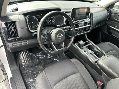 Used 2022 Nissan Pathfinder SV w/ SV Premium Package image 2